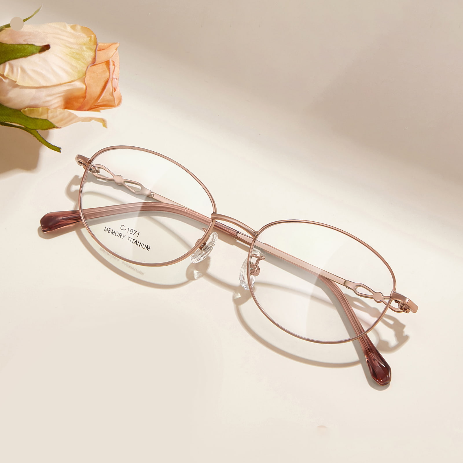 แว่นตาโลหะผสมไทเทเนียม Commuter Delicate Memory ปี 1971